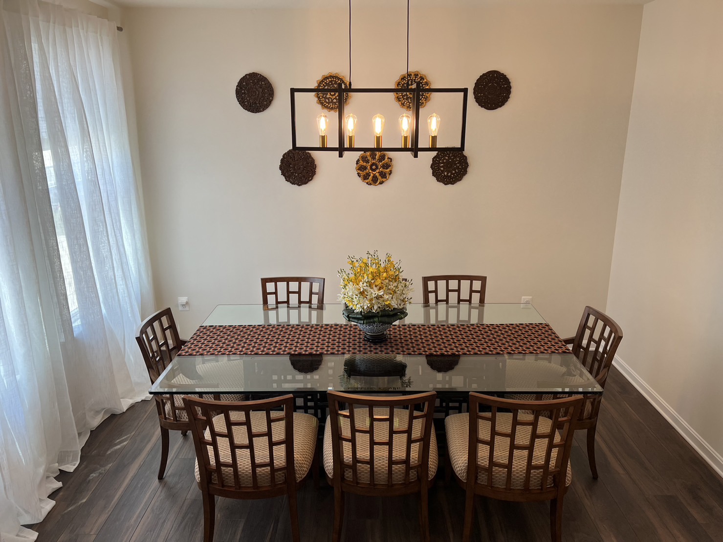 Luxury Dining Room with 8 Seats at TALAY